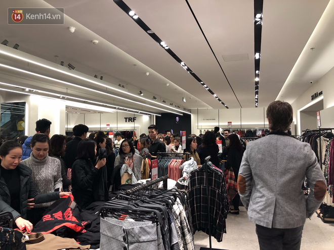 Zara Sài Gòn và Hà Nội đông nghịt, dân tình xếp hàng dài ngay ngày đầu tiên giảm giá